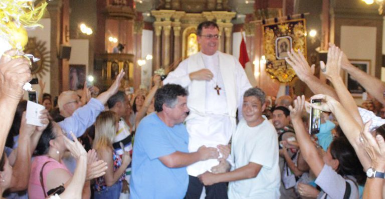 Otro obispo llevado en andas