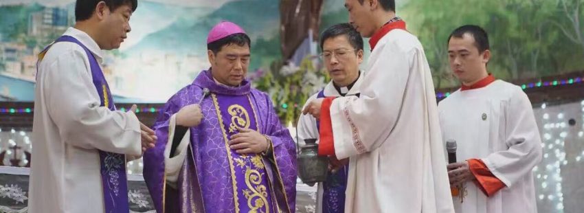 El obispo chino Guo Xijin celebrando la misa