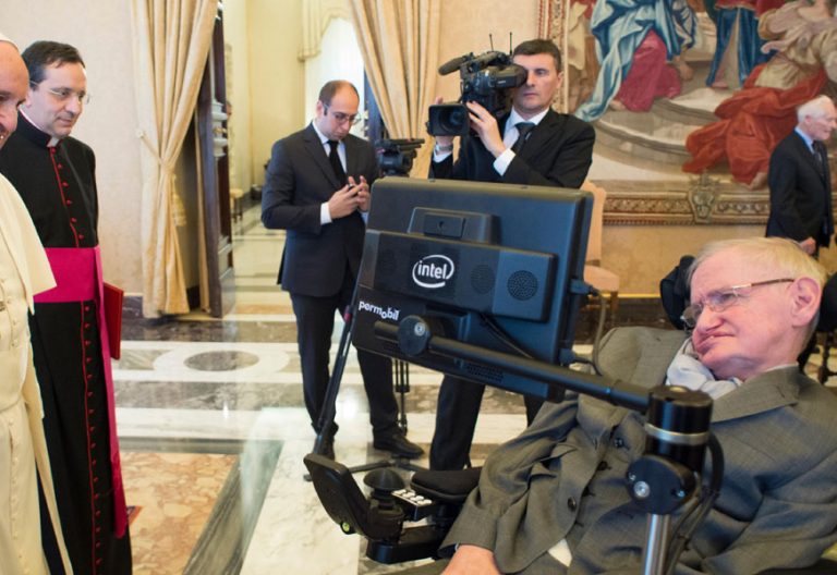 Stephen Hawking, el científico “ateo” abrazado por cuatro papas