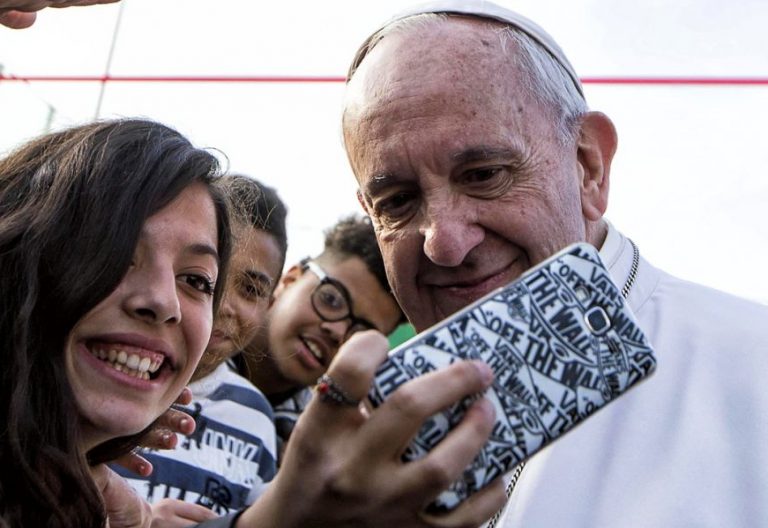 Una joven se hace un selfie con el Papa Francisco