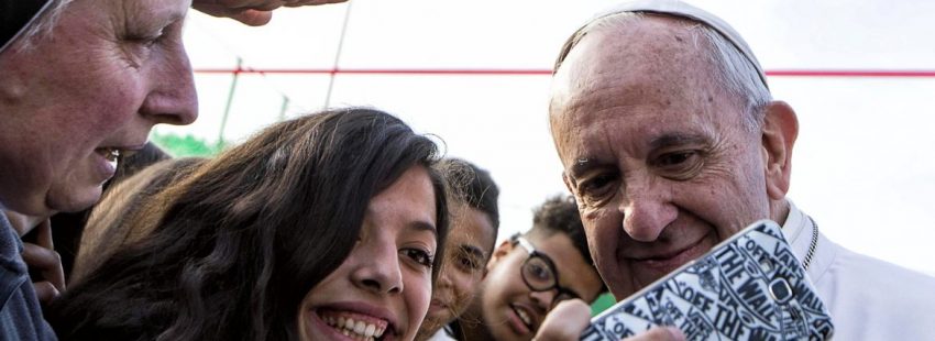 Una joven se hace un selfie con el Papa Francisco