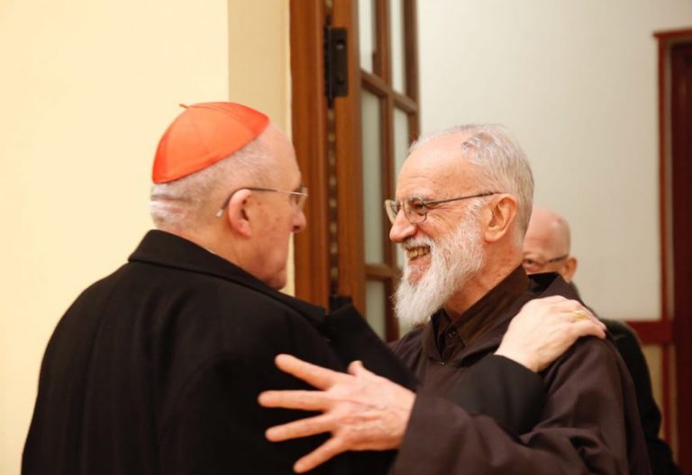 Rainero Cantalamessa saluda al cardenal Carlos Osoro en Madrid