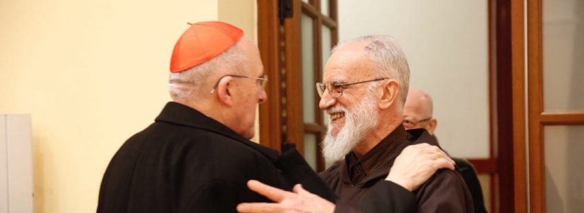 Rainero Cantalamessa saluda al cardenal Carlos Osoro en Madrid