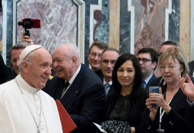 El Papa Francisco ofrece un discurso a los políticos de la región de Marsella