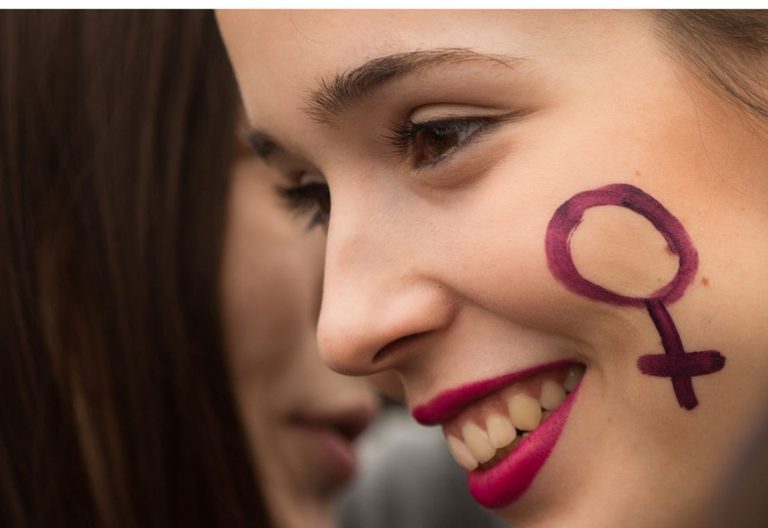 Una joven estudiante participa en una concentración en Barcelona con motivo del 8 de marzo, Día Internacional de la Mujer Trabajadora