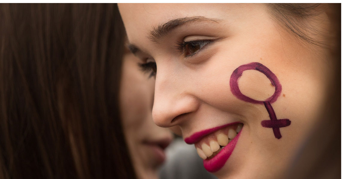 Una joven estudiante participa en una concentración en Barcelona con motivo del 8 de marzo, Día Internacional de la Mujer Trabajadora