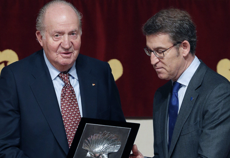 El rey emérito Juan Carlos recibe la credencial de honor como embajador del Camino de Santiago