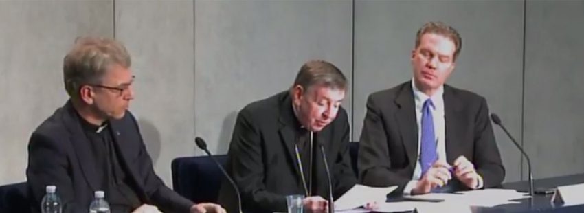 El cardenal Koch con el secretario de la WCC en la sala stampa por el viaje a suiza del papa