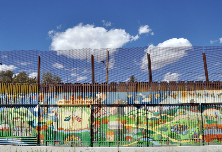 Roberto McElroy critica la construcción del muro que separa México de EEUU
