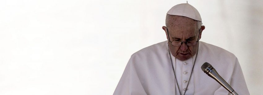 El papa Francisco reza durantela audiencia general del 14 de marzo de 2018