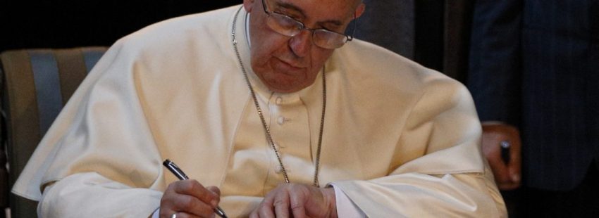 El Papa Francisco firma en un libro