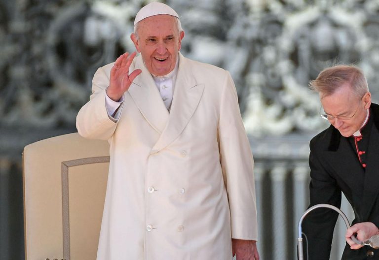 el papa saluda en la audiencia general del 21 de marzo