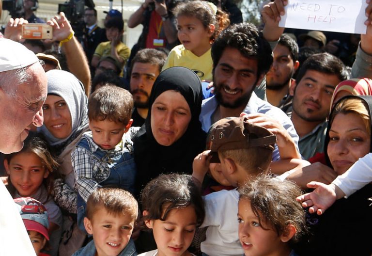 El Papa francisco en Lesbos visitando a refugiados
