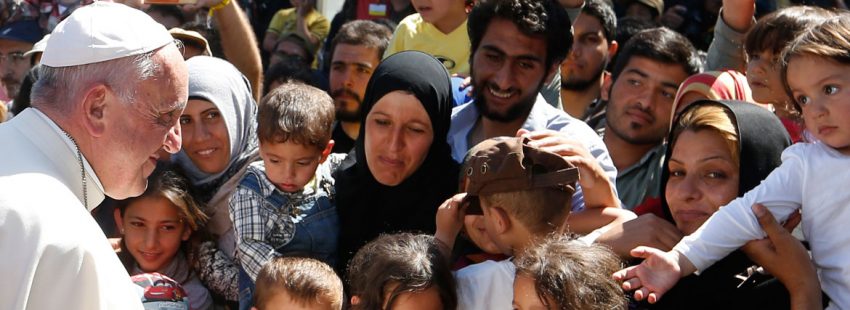 El Papa francisco en Lesbos visitando a refugiados