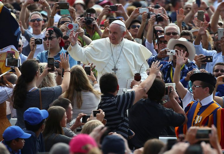 el papa saluda a la multitud congregada en plaza de san pedro seguramente para una audiencia por la