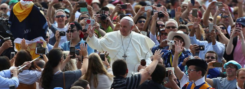 el papa saluda a la multitud congregada en plaza de san pedro seguramente para una audiencia por la