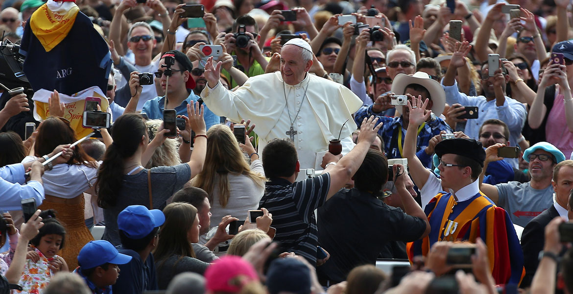 el papa saluda a la multitud congregada en plaza de san pedro seguramente para una audiencia por la pinta