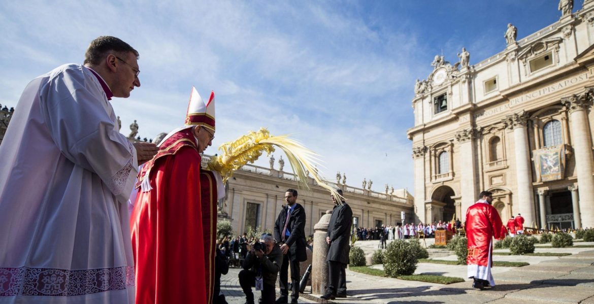 El Papa Francisco preside en la Plaza de San Pedro la eucaristía del Domingo de Ramos/EFE