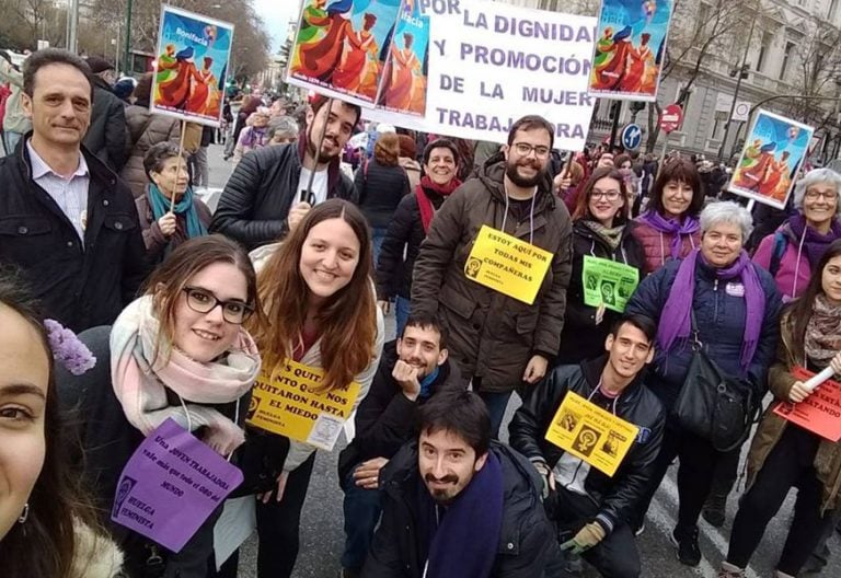 jovenes en manifestacion en cibeles durante la huelga feminista del 8 de marzo