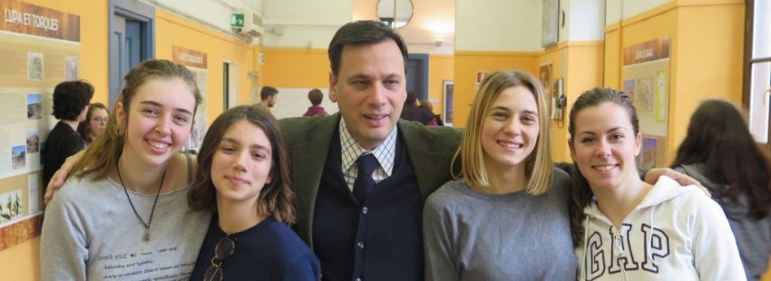 Alumnos y profesor protagonistas del Via Crucis 2018 Coliseo