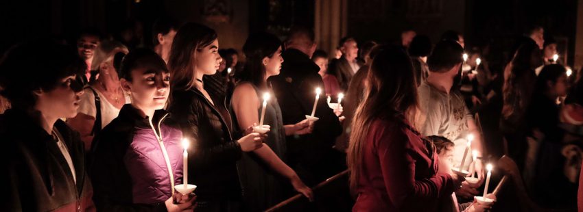 gente en una vigilia pascual en una parroquia de Iowa en Estados Unidos