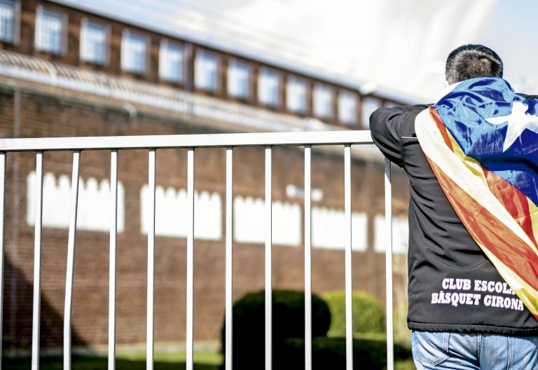 Un hombre con una estelada a las puertas de la prisión de Alemania donde estuvo el ex president Carlos Puigdemont