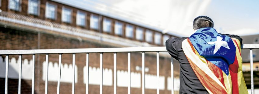 Un hombre con una estelada a las puertas de la prisión de Alemania donde estuvo el ex president