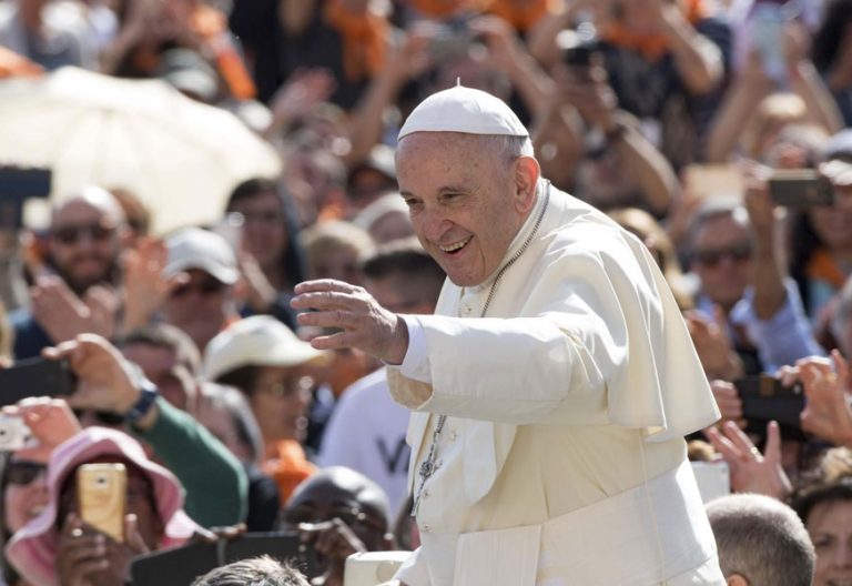 El Papa en la audiencia general: “El Bautismo no son unas palabras mágicas”