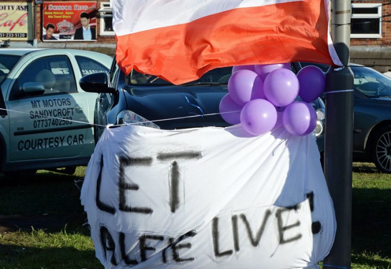 pancarta y globos de manifestantes frente al hospital donde está Alfie Evans ingresado
