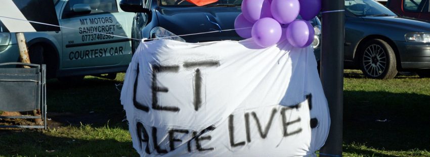 pancarta y globos de manifestantes frente al hospital donde está Alfie Evans ingresado