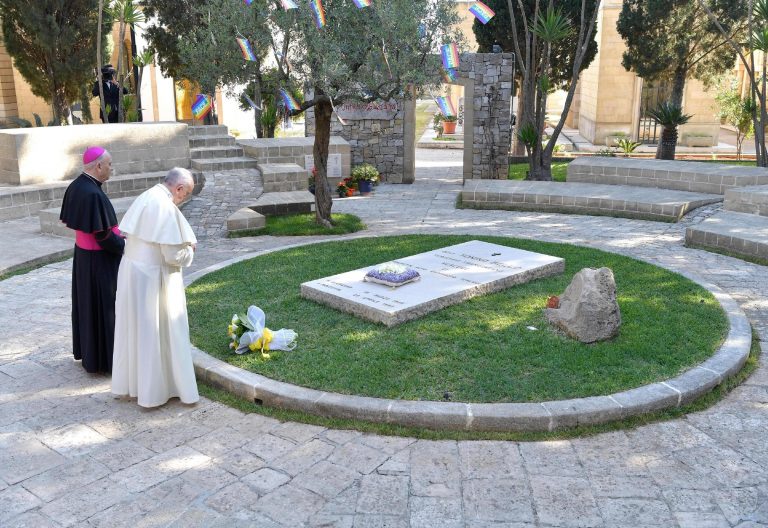 El Papa ante la tumba de Don Tonino, en Alessano