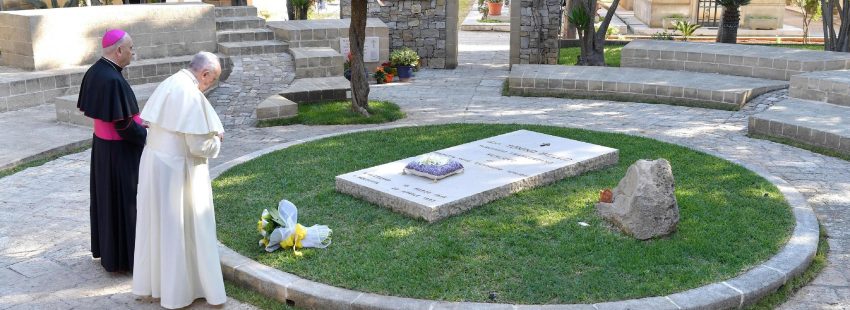 El Papa ante la tumba de Don Tonino, en Alessano