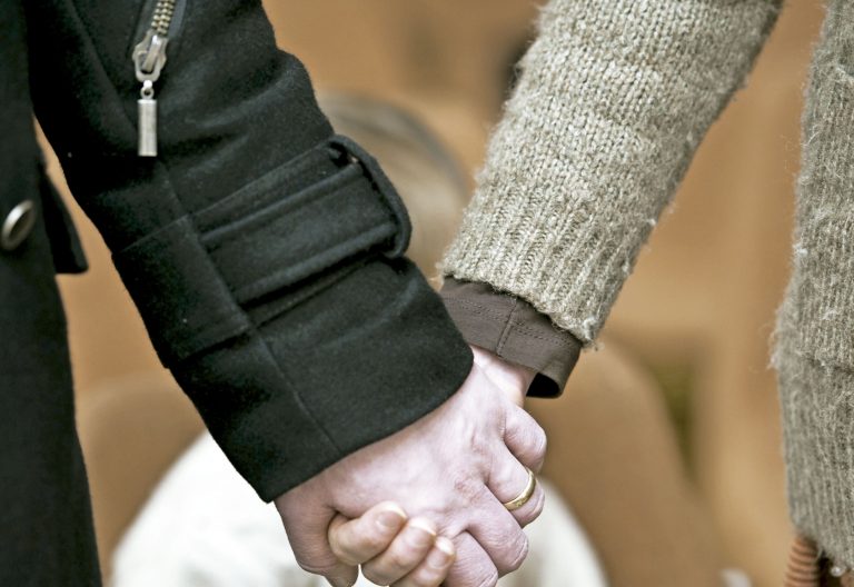 imagen de recurso pareja se da la mano Amoris laetitia