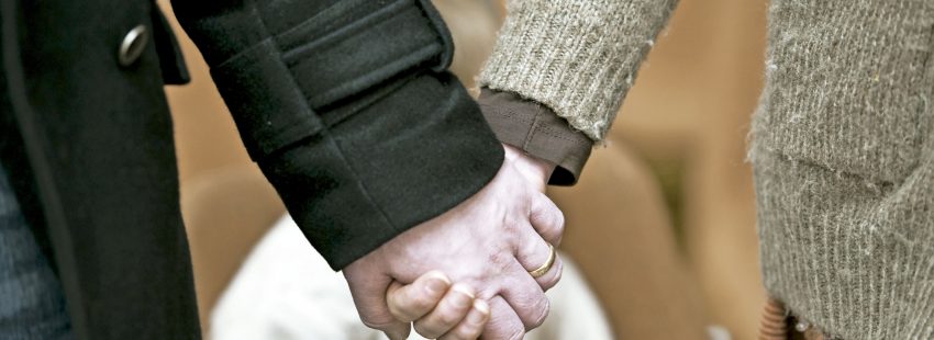 imagen de recurso pareja se da la mano Amoris laetitia