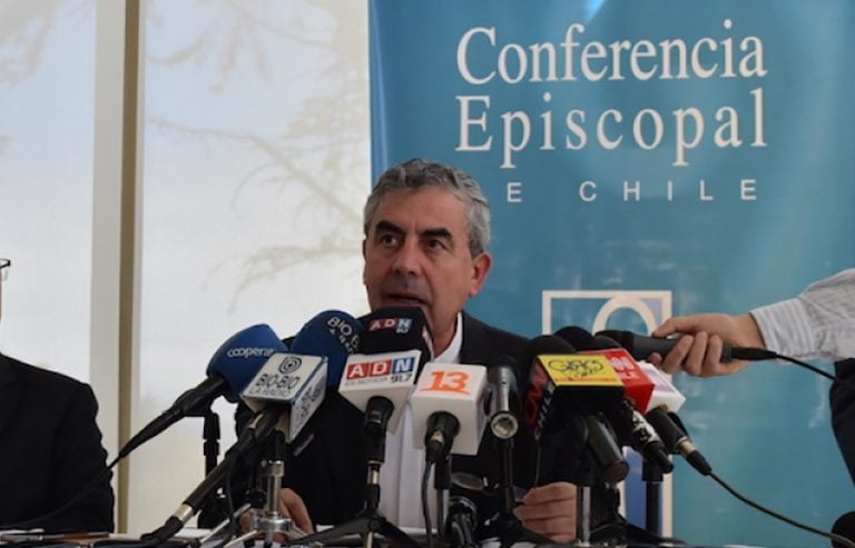 Papa convoca a obispos chilenos a Roma