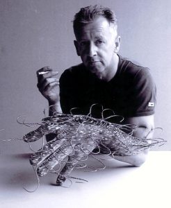 David Mach posando con una de sus obras mientras fuma. no fumes, fumar es malo