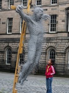 Una niña contempla absorta una de las obras de David Mach