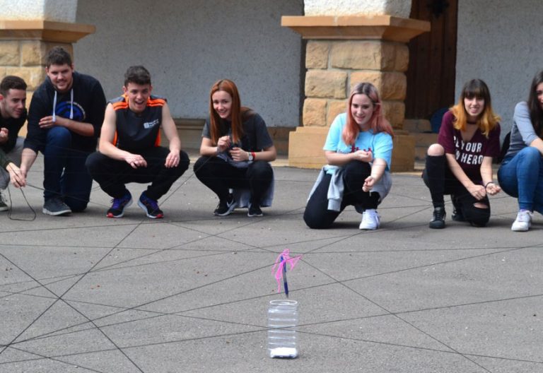foto de raquel lara de unos jóvenes jugando a algo en la calle