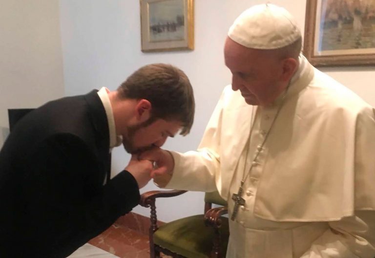 El padre del pequeño Alfie Evans se reúne con el papa Francisco