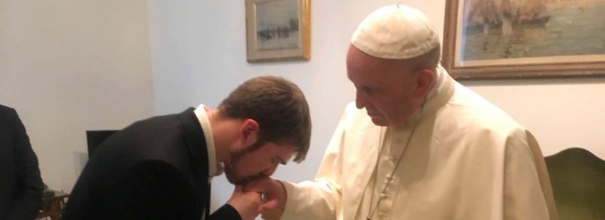 El padre del pequeño Alfie Evans se reúne con el papa Francisco