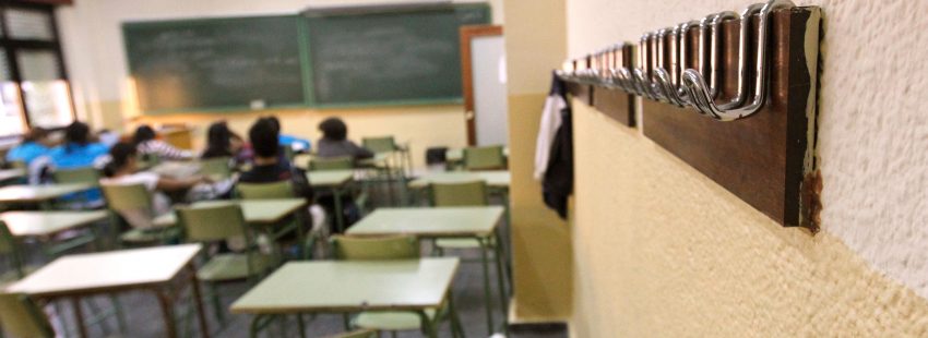 Un aula de un colegio semi vacía