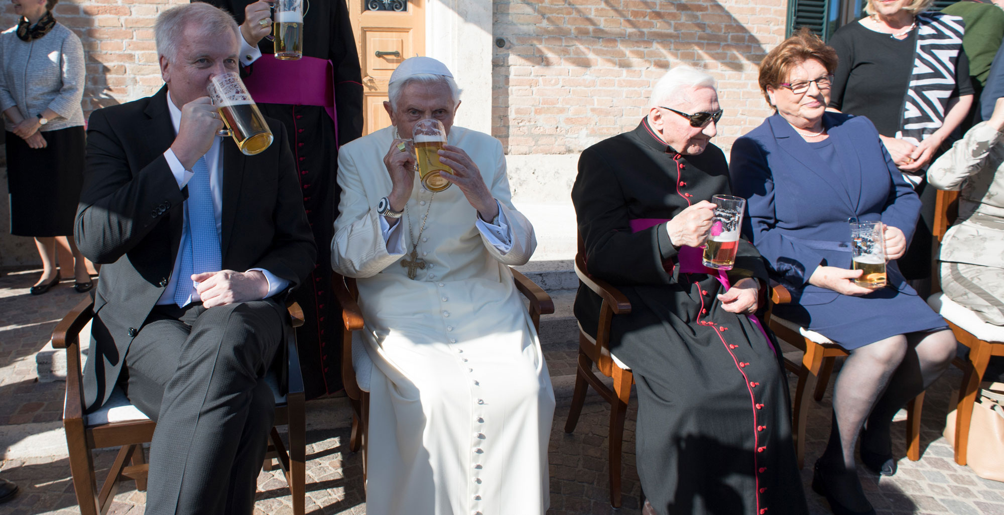 El papa emérito celebra su 90 cumpleaños con una cerveza