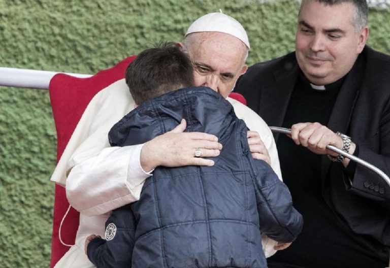 El papa Francisco, en la parroquia de San Pablo de la Cruz en Roma/EFE
