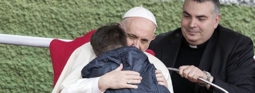 El papa Francisco, en la parroquia de San Pablo de la Cruz en Roma/EFE