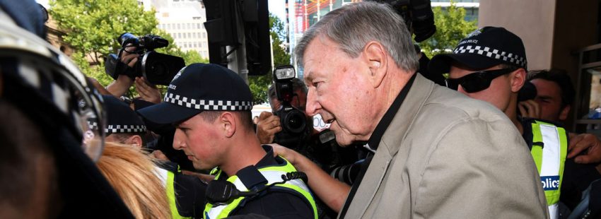 foto del cardenal george pell saliendo del juzgado en australia