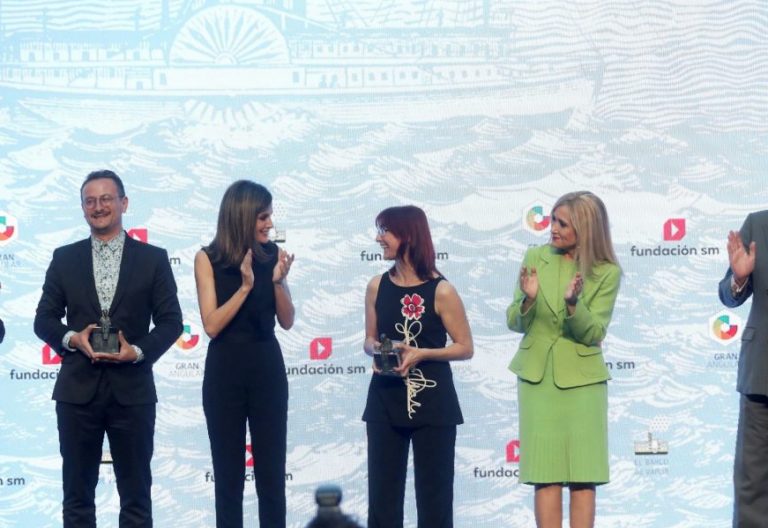 Doña Letizia, en el centro con los galardonados con los premios SM 2018