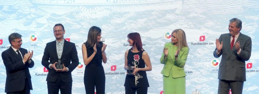 Doña Letizia, en el centro con los galardonados con los premios SM 2018