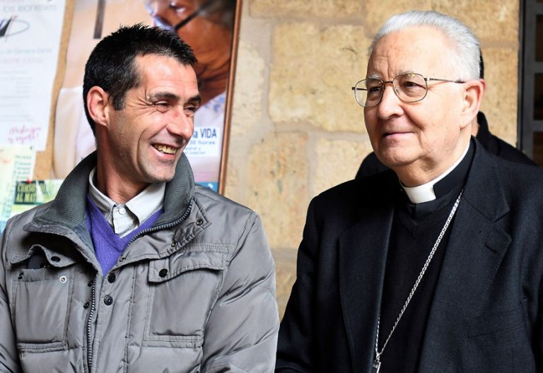 El obispo de León, Julián López, con un interno que paricipó en la procesión de Martes Santo