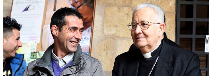 El obispo de León, Julián López, con un interno que paricipó en la procesión de Martes Santo