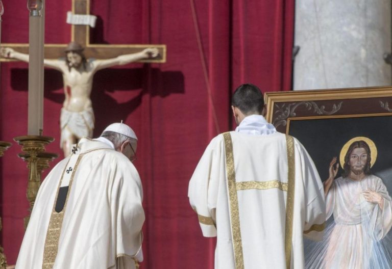 El Papa Francisco celebra el domingo de la Divina Misericordia/EFE